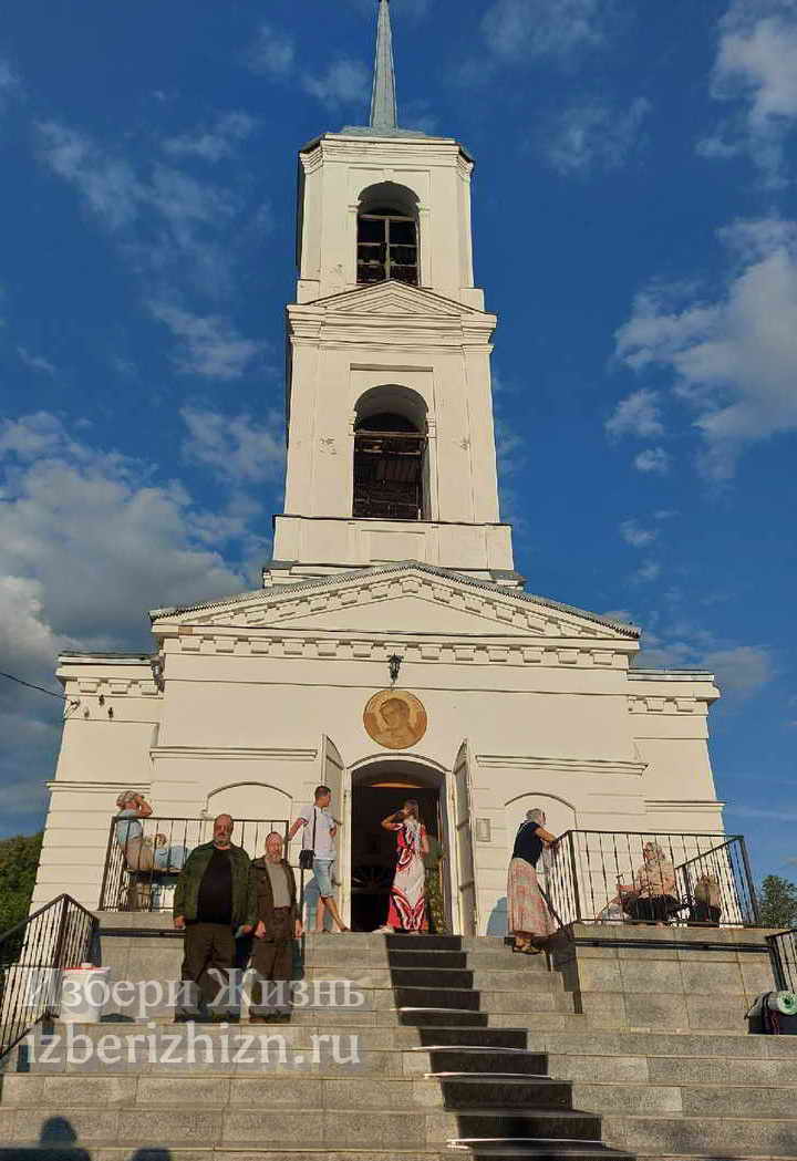 Кр ход. Памятник святителю Тихону Задонскому.